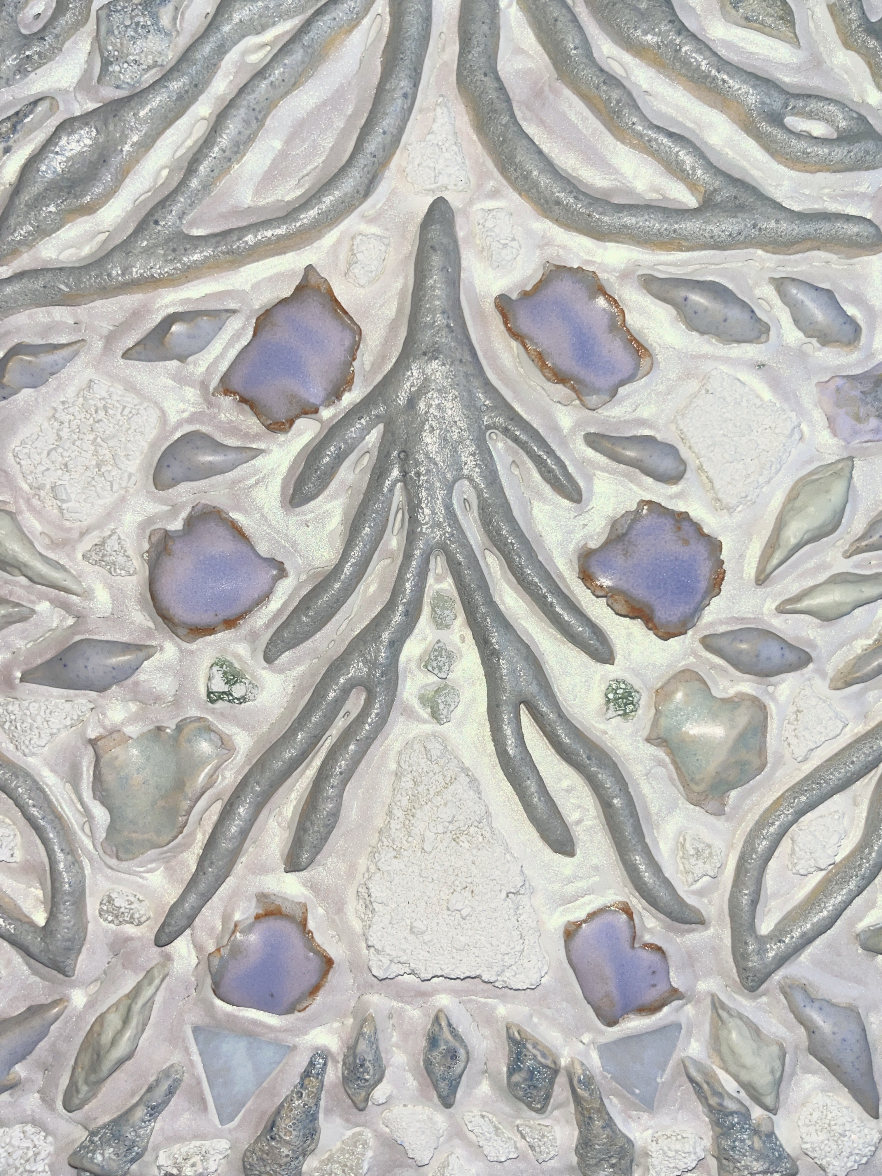 Célia Beauchesne, Grotto I (détail) (2025). Grès émaillé, plâtre, cristaux de sel, verre, acrylique. 61 x 46 x 5&nbsp;cm. Courtoisie de l’artiste