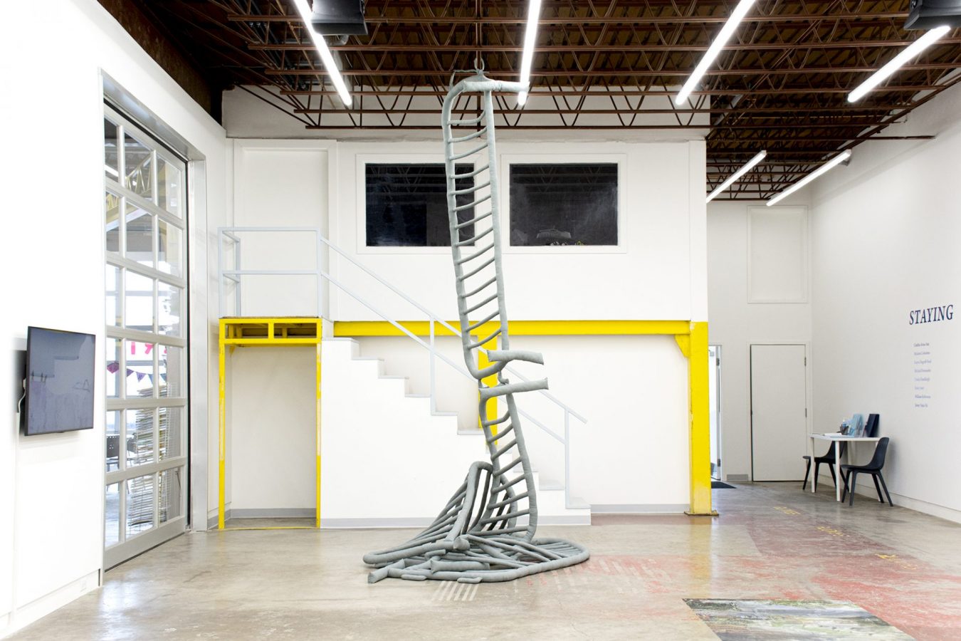 Melanie Colosimo, When is a fence a ladder? (2021-2022) Nylon réflecteur, polyester. Édition 1-4 de 6, 229 x 94 x 23 cm chq. Photo : Ryan Josey. Courtoisie de The Blue Building Gallery