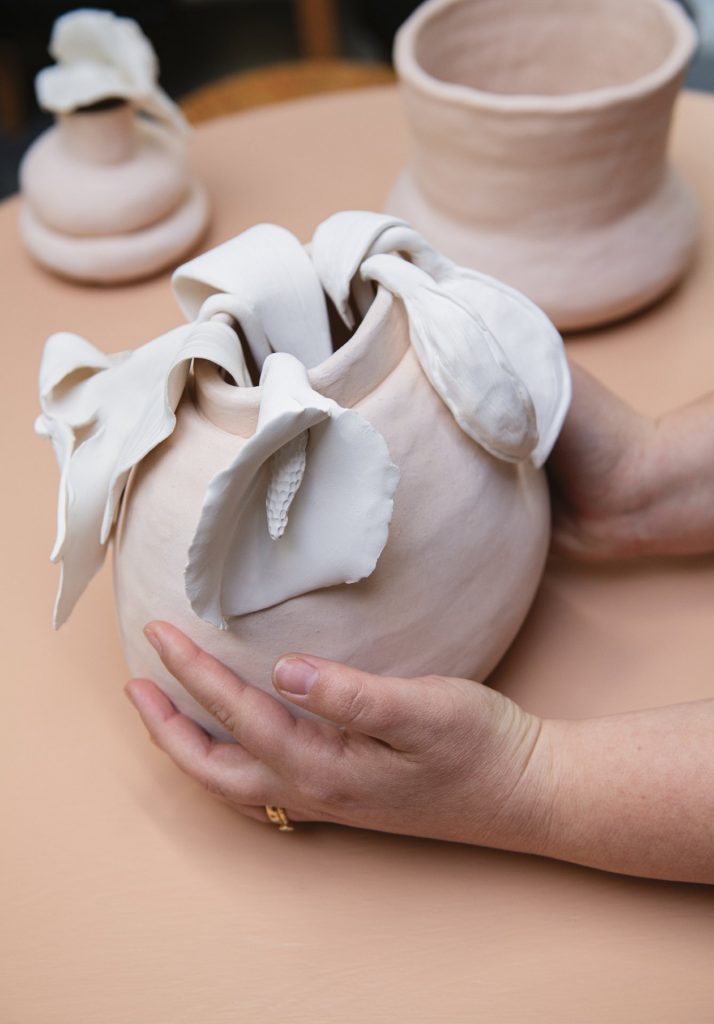 Vicky Sabourin, Vases et fleurs mortes (2021-2022) Porcelaine Travail en cours Photo : Justine Latour